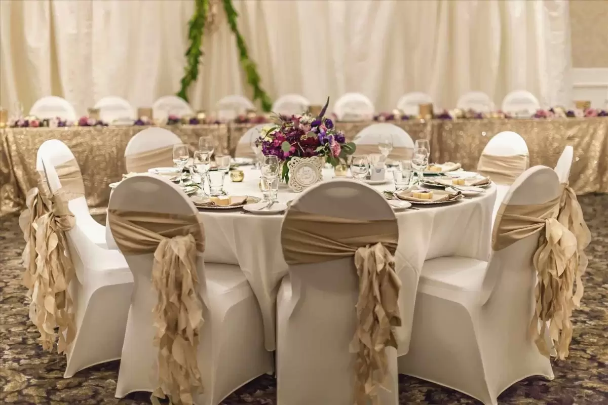 Idei pentru decorarea meselor și scaunelor de nuntă