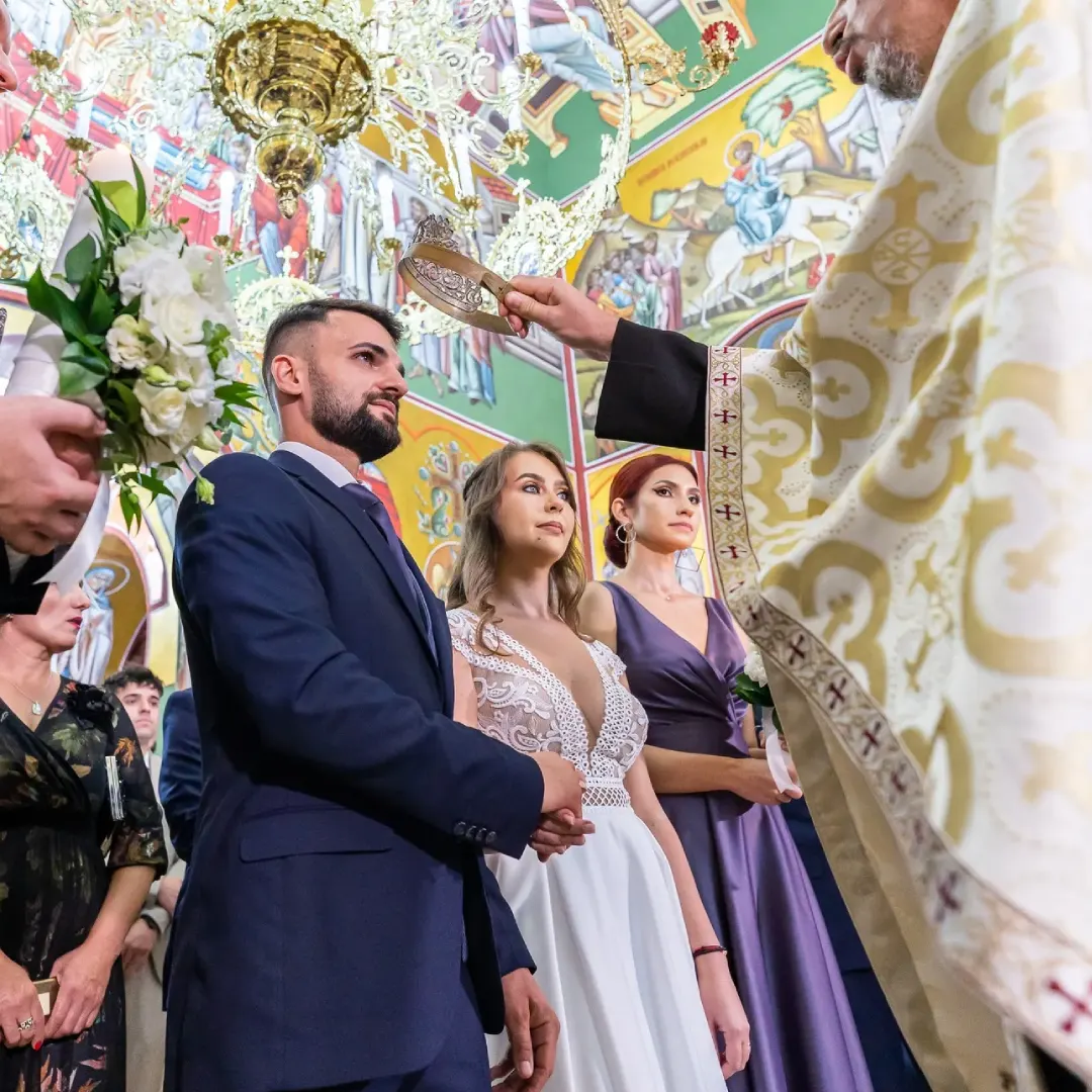 Tineri in biserica pentru casatoria religioasa